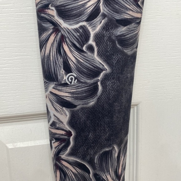 𝅺Champion Women’s Leggings Floral Small - Picture 5 of 6